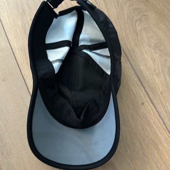 Lot of 3 running hats.  2 Under Armour, 1 Adidas - Picture 3 of 9